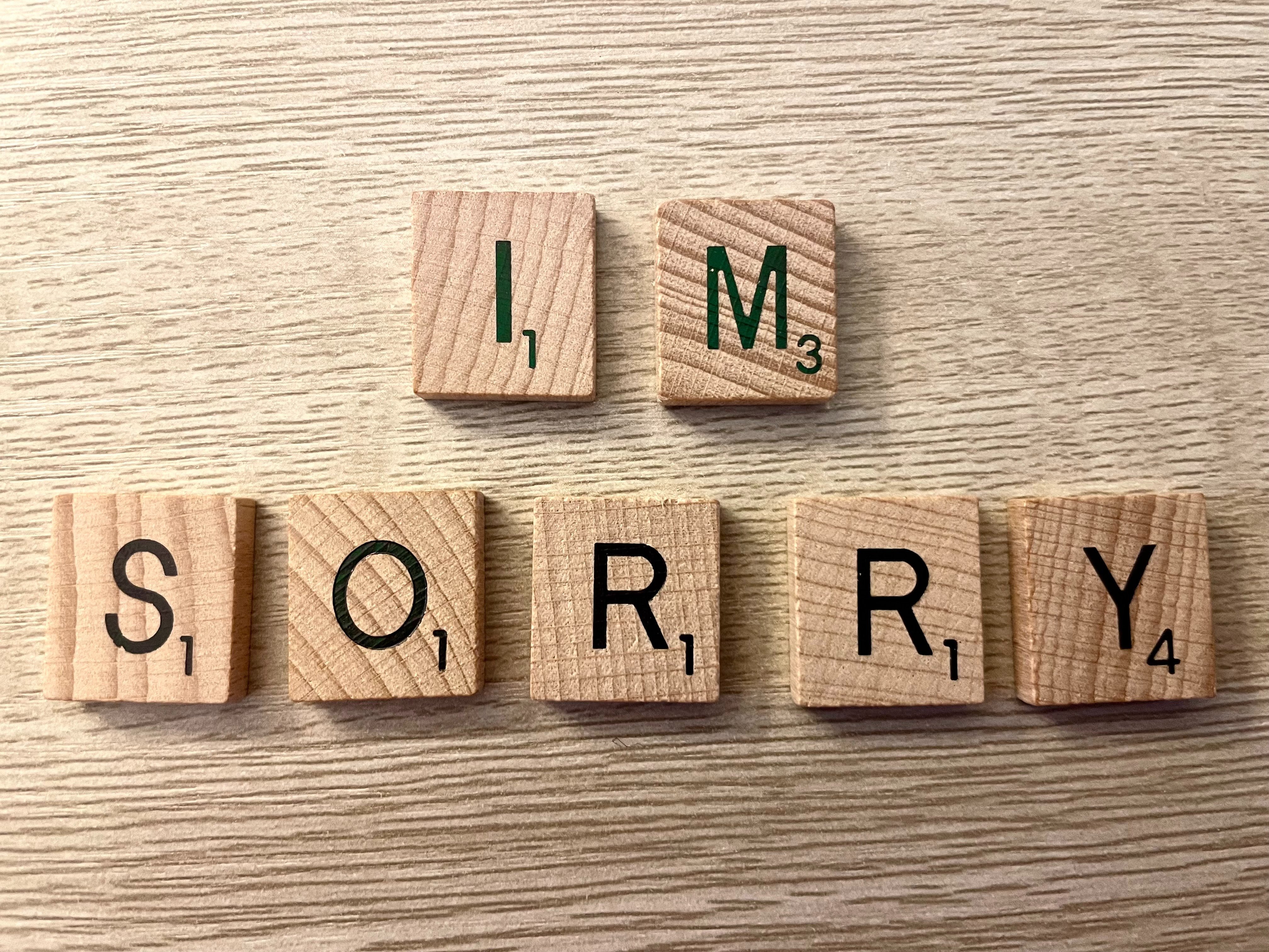 Litere de Scrabble formând cuvintele 'I'm Sorry' - comunicare și scuze.