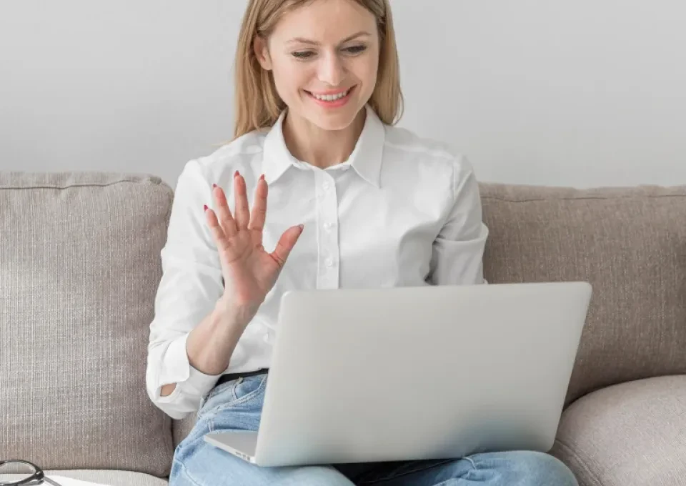 Persoană care participă la o ședință online de acasă