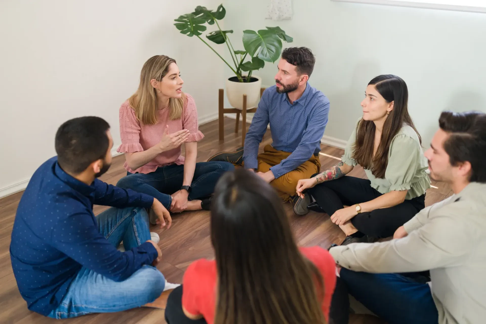 Participanți într-o ședință de terapie de grup